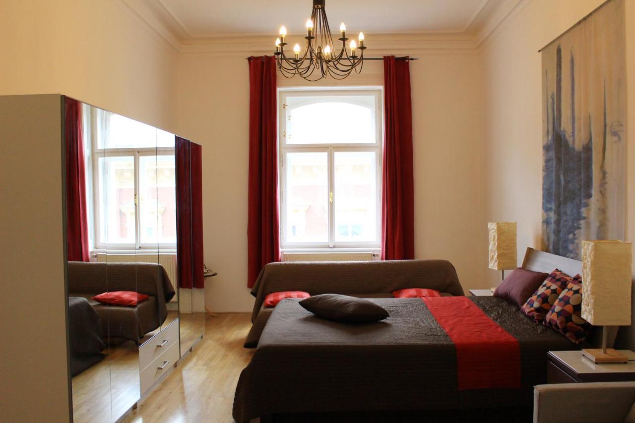 Beautiful Apartments In The City Center Praga Esterno foto